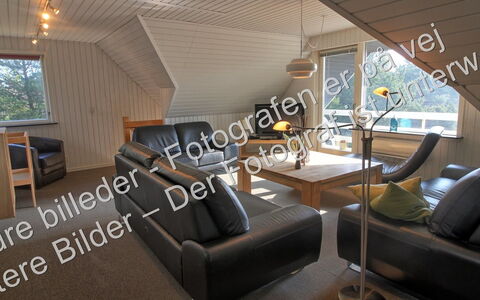Gyrth - 2.8Km from the Sea: Möbel, Interior Design, Flooring, Fussboden, Tabelle, Holz, Decke, Stuhl, Zimmer, Couch