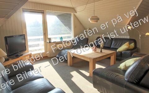 Gyrth - 2.8Km from the Sea: Möbel, Interior Design, Flooring, Fussboden, Tabelle, Holz, Decke, Stuhl, Zimmer, Couch