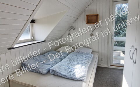 Gyrth - 2.8Km from the Sea: Möbel, Interior Design, Flooring, Fussboden, Tabelle, Holz, Decke, Stuhl, Zimmer, Couch