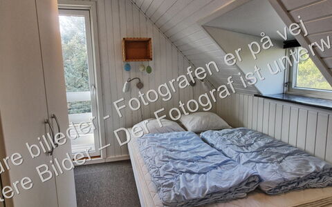Gyrth - 2.8Km from the Sea: Möbel, Interior Design, Flooring, Fussboden, Tabelle, Holz, Decke, Stuhl, Zimmer, Couch