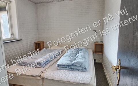 Gyrth - 2.8Km from the Sea: Möbel, Interior Design, Flooring, Fussboden, Tabelle, Holz, Decke, Stuhl, Zimmer, Couch