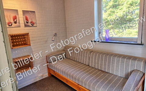 Gyrth - 2.8Km from the Sea: Möbel, Interior Design, Flooring, Fussboden, Tabelle, Holz, Decke, Stuhl, Zimmer, Couch