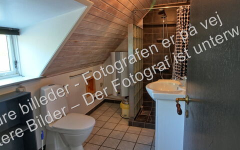 Gyrth - 2.8Km from the Sea: Möbel, Interior Design, Flooring, Fussboden, Tabelle, Holz, Decke, Stuhl, Zimmer, Couch