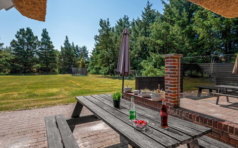 Gyrth - 2.8Km from the Sea: Möbel, Gartenmöbel, Grundstueck, Schatten, Tisch Im Freien, Garten, Stuhl, Hütte, Landscaping, Rasen