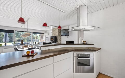 Gyrth - 2.8Km from the Sea: Küche, Countertop, Interior Design, Decke, Flooring, Holz, Light Fixture, Küchengerät, Major Appliance, Cabinetry