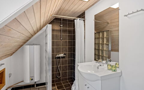 Gyrth - 2.8Km from the Sea: Flooring, Armatur, Wand, Interior Design, Fussboden, Holz, Decke, Sinken, Badezimmer, Zapfhahn