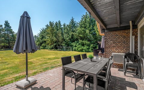 Gyrth - 2.8Km from the Sea: Schatten, Garten, Gartenmöbel, Estate, Landscaping, Veranda, Hartholz, Rasen, Hinterhof, Stuhl