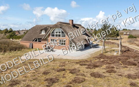 Eufemia - 2.8Km from the Sea: Möbel, Interior Design, Flooring, Fussboden, Tabelle, Holz, Decke, Stuhl, Zimmer, Couch
