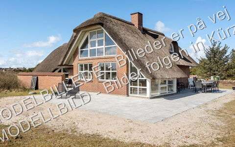 Eufemia - 2.8Km from the Sea: Möbel, Interior Design, Flooring, Fussboden, Tabelle, Holz, Decke, Stuhl, Zimmer, Couch