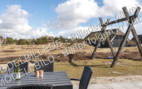 Eufemia - 2.8Km from the Sea: Möbel, Interior Design, Flooring, Fussboden, Tabelle, Holz, Decke, Stuhl, Zimmer, Couch