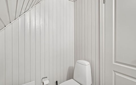 Eufemia - 2.8Km from the Sea: Holz, Flooring, Fussboden, Interior Design, Decke, Armatur, Badezimmer, Light Fixture