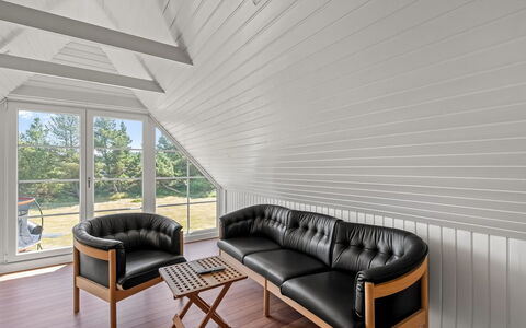 Eufemia - 2.8Km from the Sea: Holz, Flooring, Möbel, Holzboden, Fussboden, Interior Design, Decke, Wohnzimmer, Couch, Hartholz