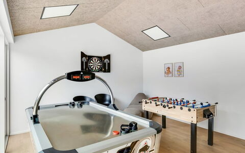 Huldrik - 900M from the Sea: Möbel, Interior Design, Flooring, Fussboden, Tabelle, Holz, Decke, Stuhl, Zimmer, Couch