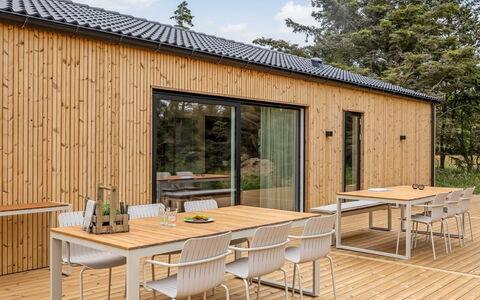 Huldrik - 900M from the Sea: Möbel, Interior Design, Flooring, Fussboden, Tabelle, Holz, Decke, Stuhl, Zimmer, Couch