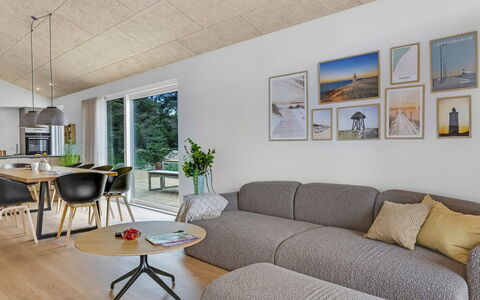Huldrik - 900M from the Sea: Decke, Interior Design, Flooring, Fussboden, Möbel, Zimmer, Holzboden, Wohnzimmer, Light Fixture, Couch
