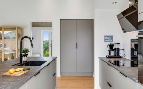 Huldrik - 900M from the Sea: Küche, Küchengerät, Countertop, Interior Design, Flooring, Cabinetry, Möbel, Major Appliance, Haushaltsgerät, Holz