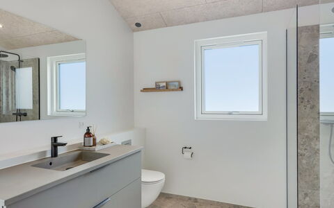 Huldrik - 900M from the Sea: Wand, Armatur, Flooring, Decke, Fussboden, Badezimmer, Interior Design, Installation, Zapfhahn, Badezimmerschrank