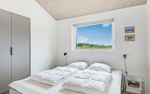 Huldrik - 900M from the Sea: Decke, Schlafzimmer, Daylighting, Bett, Bedding, Bettrahmen, Light Fixture, Bettdecke, Kissen, Gips