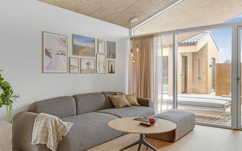 Huldrik - 900M from the Sea: Holz, Fussboden, Flooring, Zuhause, Decke, Wohnzimmer, Holzboden, Couch, Holzbeize