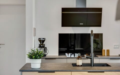 Huldrik - 900M from the Sea: Countertop, Küche, Küchengerät, Cabinetry, Interior Design, Möbel, Flooring, Haushaltsgerät, Holz, Major Appliance