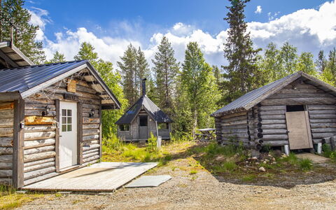 Ylläs 1: Möbel, Interior Design, Flooring, Fussboden, Tabelle, Holz, Decke, Stuhl, Zimmer, Couch