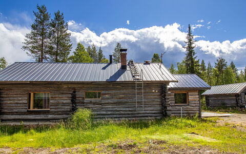 Ylläs 1: Möbel, Interior Design, Flooring, Fussboden, Tabelle, Holz, Decke, Stuhl, Zimmer, Couch