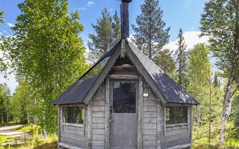 Ylläs 1: Möbel, Interior Design, Flooring, Fussboden, Tabelle, Holz, Decke, Stuhl, Zimmer, Couch