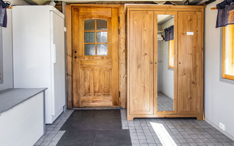 Ylläs 1: Möbel, Interior Design, Flooring, Fussboden, Tabelle, Holz, Decke, Stuhl, Zimmer, Couch