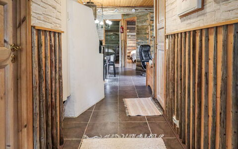 Ylläs 1: Möbel, Interior Design, Flooring, Fussboden, Tabelle, Holz, Decke, Stuhl, Zimmer, Couch