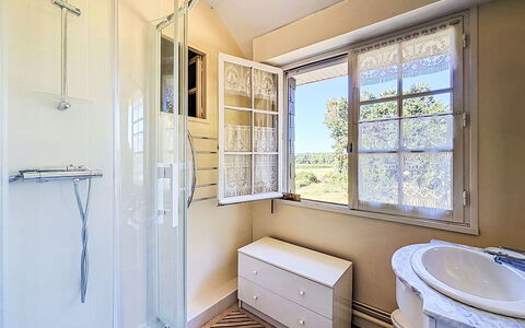 Le Kerguero: Möbel, Interior Design, Flooring, Fussboden, Tabelle, Holz, Decke, Stuhl, Zimmer, Couch