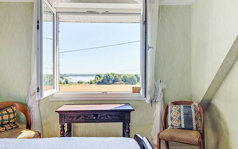 Le Kerguero: Möbel, Interior Design, Flooring, Fussboden, Tabelle, Holz, Decke, Stuhl, Zimmer, Couch