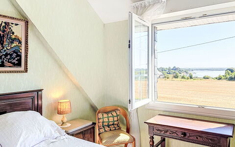 Le Kerguero: Möbel, Interior Design, Flooring, Fussboden, Tabelle, Holz, Decke, Stuhl, Zimmer, Couch
