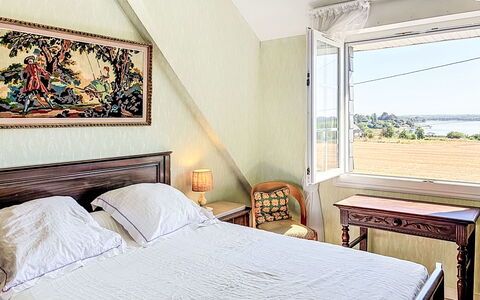 Le Kerguero: Möbel, Interior Design, Flooring, Fussboden, Tabelle, Holz, Decke, Stuhl, Zimmer, Couch