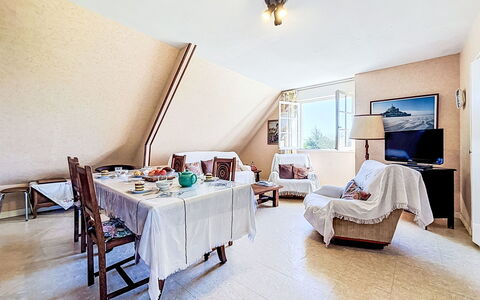 Le Kerguero: Möbel, Interior Design, Flooring, Fussboden, Tabelle, Holz, Decke, Stuhl, Zimmer, Couch
