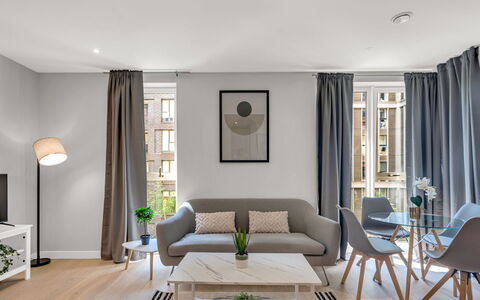 Elephant & Castle: Möbel, Interior Design, Flooring, Fussboden, Tabelle, Holz, Decke, Stuhl, Zimmer, Couch