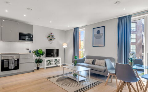 Elephant & Castle: Möbel, Interior Design, Flooring, Fussboden, Tabelle, Holz, Decke, Stuhl, Zimmer, Couch