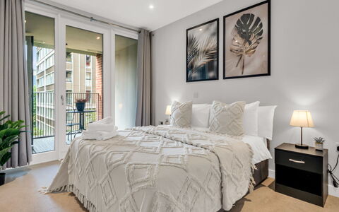 Elephant & Castle: Möbel, Interior Design, Flooring, Fussboden, Tabelle, Holz, Decke, Stuhl, Zimmer, Couch