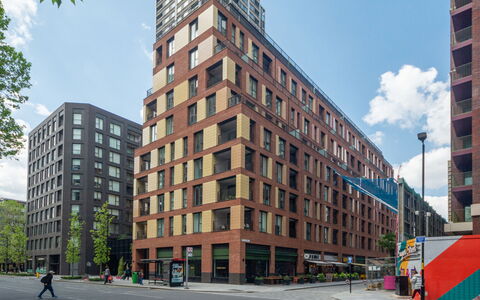 Elephant & Castle: Möbel, Interior Design, Flooring, Fussboden, Tabelle, Holz, Decke, Stuhl, Zimmer, Couch