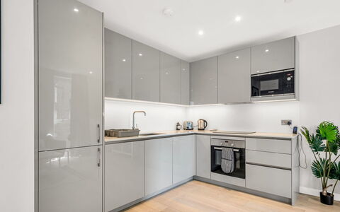 Elephant & Castle: Möbel, Interior Design, Flooring, Fussboden, Tabelle, Holz, Decke, Stuhl, Zimmer, Couch