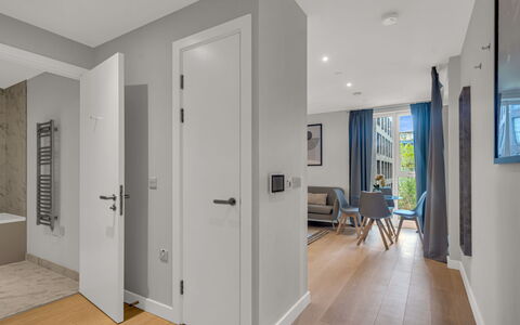 Elephant & Castle: Möbel, Interior Design, Flooring, Fussboden, Tabelle, Holz, Decke, Stuhl, Zimmer, Couch