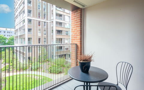 Elephant & Castle: Möbel, Interior Design, Flooring, Fussboden, Tabelle, Holz, Decke, Stuhl, Zimmer, Couch