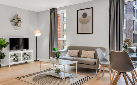 Elephant & Castle: Möbel, Interior Design, Flooring, Fussboden, Tabelle, Holz, Decke, Stuhl, Zimmer, Couch