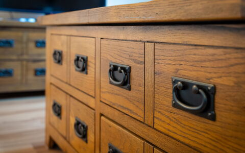 Corbett Apt: Möbel, Interior Design, Flooring, Fussboden, Tabelle, Holz, Decke, Stuhl, Zimmer, Couch
