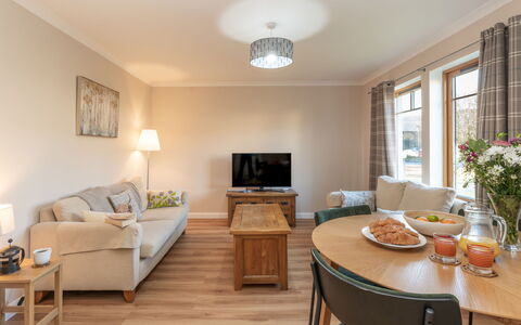 Corbett Apt: Möbel, Interior Design, Flooring, Fussboden, Tabelle, Holz, Decke, Stuhl, Zimmer, Couch
