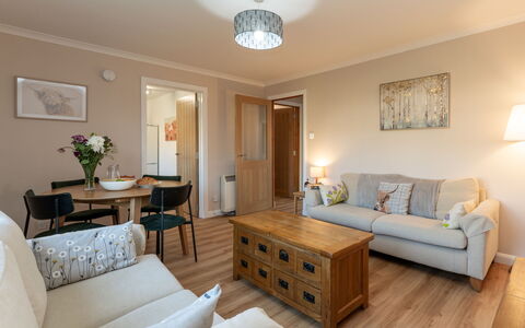 Corbett Apt: Möbel, Interior Design, Flooring, Fussboden, Tabelle, Holz, Decke, Stuhl, Zimmer, Couch