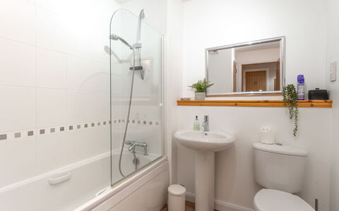 Corbett Apt: Möbel, Interior Design, Flooring, Fussboden, Tabelle, Holz, Decke, Stuhl, Zimmer, Couch