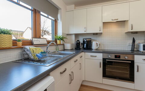 Corbett Apt: Möbel, Interior Design, Flooring, Fussboden, Tabelle, Holz, Decke, Stuhl, Zimmer, Couch