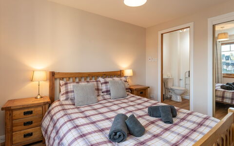 Corbett Apt: Möbel, Interior Design, Flooring, Fussboden, Tabelle, Holz, Decke, Stuhl, Zimmer, Couch