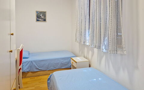Robi 1: Möbel, Interior Design, Flooring, Fussboden, Tabelle, Holz, Decke, Stuhl, Zimmer, Couch