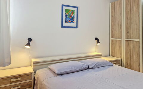 Robi 1: Möbel, Interior Design, Flooring, Fussboden, Tabelle, Holz, Decke, Stuhl, Zimmer, Couch